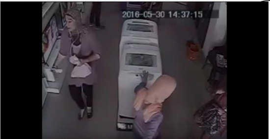 فيديو| فتاة تسرق جهازا محمولا و تخفيه تحت ملابسها !