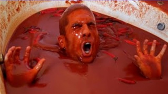 فيديو| ماذا حدث لشاب حاول الاستحمام في الصلصة الحارة