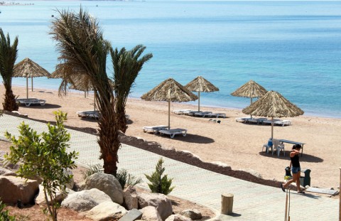 هيئة شباب كلنا الأردن تنظم حملة تنظيف لشاطئ العقبة