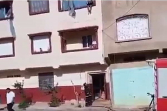 شاهد: مغربيّة ترمي ابنتها من الطابق الثاني وتنتحر بإضرام النار في شقتها !