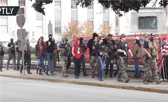 مناهضون لترامب مدججون بالسلاح يتواجهون مع مؤيدين له .. بالفيديو
