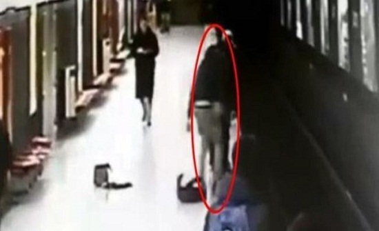 فيديو مرعب.. طفل يفلت من والدته ويسقط على قبضان القطار! فيديو مرعب.. طفل يفلت من والدته ويسقط على قبضان القطار!