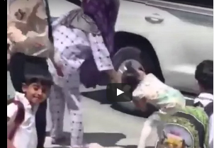 شاهد: خادمة تجر طفلة من شعرها أثناء إحضارها من المدرسة