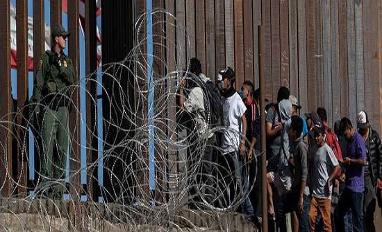 توقيف مهاجرين على حدود أميركا حاولوا الدخول بالقوة توقيف مهاجرين على حدود أميركا حاولوا الدخول بالقوة
