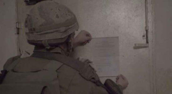 قوات الاحتلال تقتحم منزل الشهيد غزال ويغلق مكتبة بنابلس