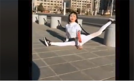 بالفيديو.. شاهدوا ليونة ومرونة جسد هذه الفتاة!