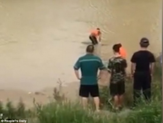 فيديو : جثمان غريق يصيب الموجودين بالدهشة