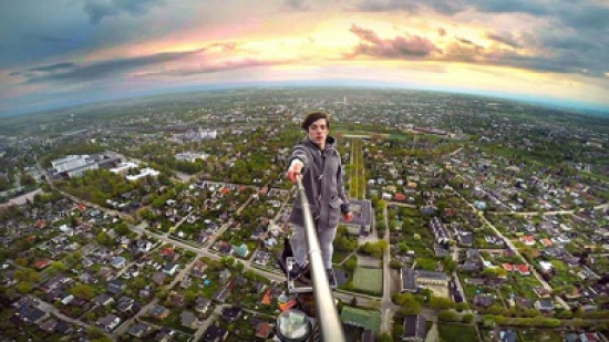 شاهد,.. مراهقون يلتقطون أخطر سيلفي على الإطلاق