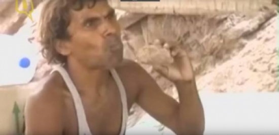 بالفيديو- هذا الرجل يأكل الطين للحفاظ على ..؟! بالفيديو- هذا الرجل يأكل الطين للحفاظ على ..؟!