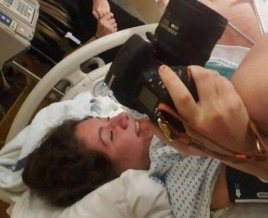 صور| صورت لحظات إنجابها بنفسها!!