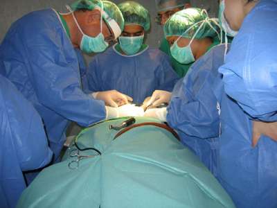 استخراج كرة شعر من بطن فتاة استخراج كرة شعر من بطن فتاة