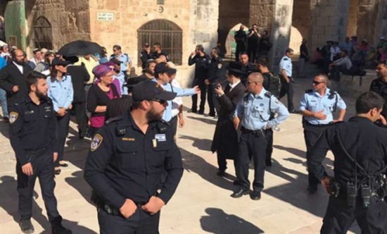 شرطة الاحتلال تغلق المسجد الأقصى ومستوطنون يقتحمونه شرطة الاحتلال تغلق المسجد الأقصى ومستوطنون يقتحمونه