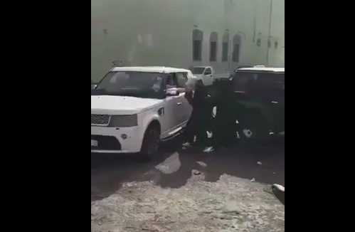 موثق مقطع الشاب الذي نزع عباءة فتاة في تبوك يروي تفاصيل الحادثة بشكل كامل!