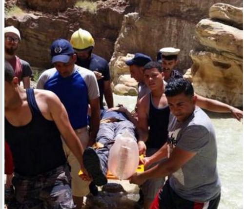بالصور : انقاذ بريطاني وامريكي في البحر الميت بالصور : انقاذ بريطاني وامريكي في البحر الميت