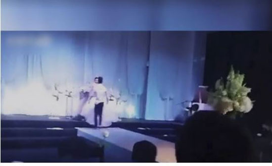 عريس يهرع إلى عروسه على المسرح قفزا (فيديو)