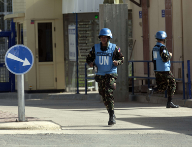 إسرائيل تسمح لعناصر من القوات الدولية الفارين من الشطر السوري من الجولان بدخول أراضيها