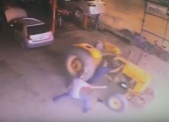 بالفيديو: ستيني ينجو بأعجوبة بعد مرور جرار فوقه