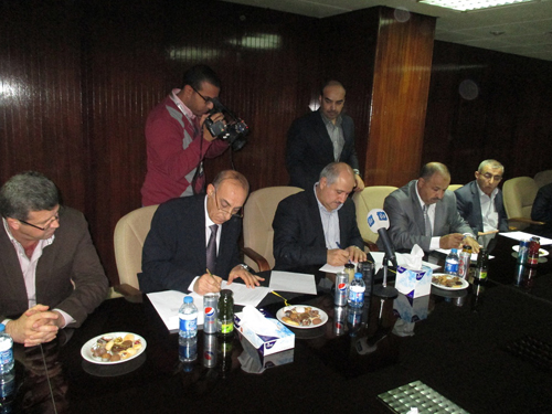 وزير المياه والري يوقع اتفاقية توسعة محطة عين غزال