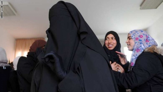 جزائرية رفضت مصافحة الرجال.. فحرموها الجنسية الفرنسية في اخر لحظة! جزائرية رفضت مصافحة الرجال.. فحرموها الجنسية الفرنسية في اخر لحظة!