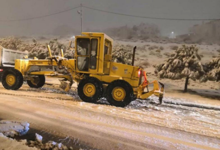 أمين عمان: آلياتنا تعمل ضمن مسارات لفتح الطرق