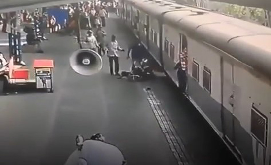 بالفيديو: موقف بطولي لرجل أمن ينقذ طفلة من الموت في اللحظات الأخيرة