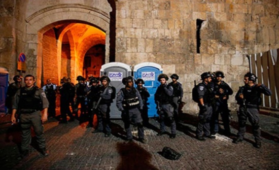 الاحتلال يقمع المعتصمين أمام باب الأسباط بالقدس (فيديو)