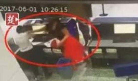 فيديو لحادثة فريدة.. هكذا صفعت موظّفة في المطار فيديو لحادثة فريدة.. هكذا صفعت موظّفة في المطار