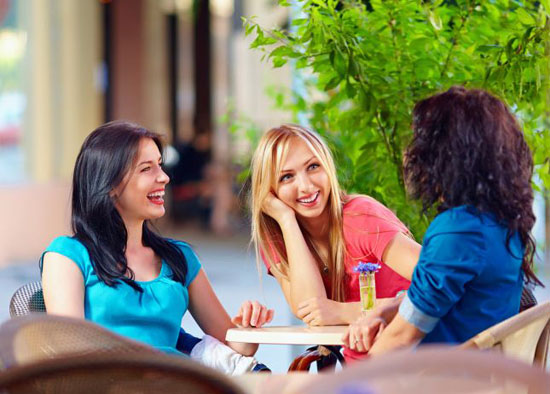 5 أمور تنجح حوارك مع صديقاتك 5 أمور تنجح حوارك مع صديقاتك
