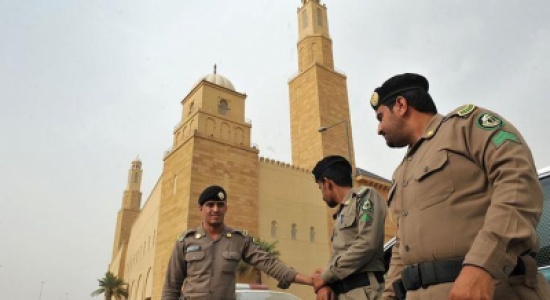 استشهاد ضابط وإصابة رجلي أمن بتفجير عبوة في القطيف استشهاد ضابط وإصابة رجلي أمن بتفجير عبوة في القطيف