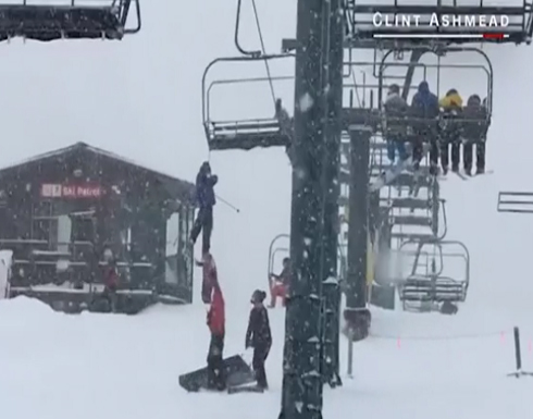 فتى يتدلى من مصعد تزلج بعدما علقت حقيبته