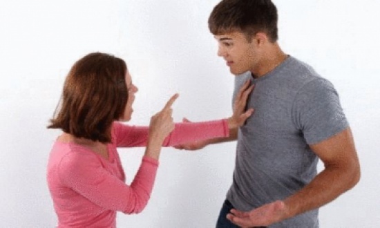 شاهد تعامل الشباب مع فتاة مخمورة