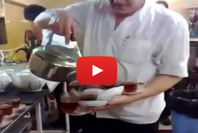 عامل مقهى يحمل 15 كوب شاي بيد واحدة!