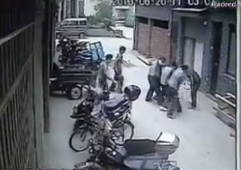 التقاط طفلة سقطت من الطابق الخامس