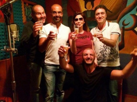 إليسا تشرب نخب الانتهاء من تسجيل أخر أغنيات ألبومها الجديد إليسا تشرب نخب الانتهاء من تسجيل أخر أغنيات ألبومها الجديد