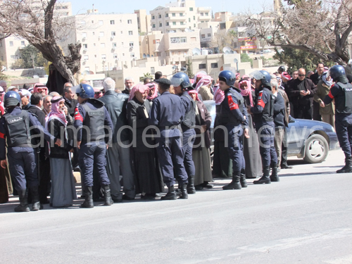 بالصور : محتجون يحاولون اقتحام مجلس النواب