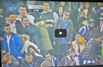 شاهد.. تسديدة طائشة تخطئ المرمى وتصيب رأس فتاة بالمدرجات