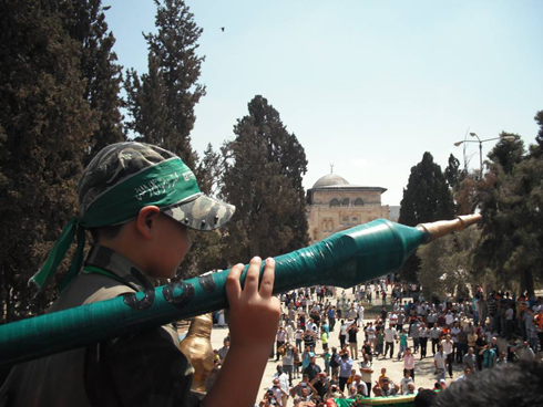 مسيرة في المسجد الاقصى نصرة لاهل غزة