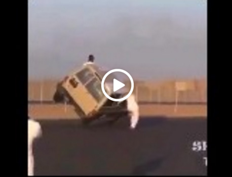 بالفيديو.. شاب سعودي يركب سيارة بينما تسير جانبياً بالفيديو.. شاب سعودي يركب سيارة بينما تسير جانبياً
