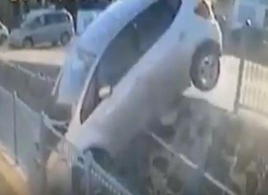 بالفيديو: امرأة تهرب من الموت قبل ثوان من حادث مروع