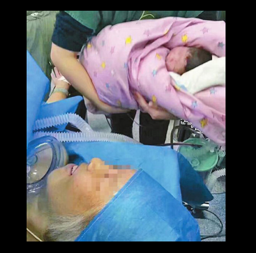 صورة.. صينية تنجب طفلاً وهي في الـ64 من العمر