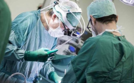 كيف اشعلت غازات هذه المرأة خلال الجراحة غرفة العمليات!