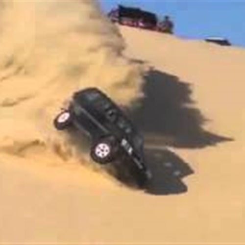 شاهد.. أخطر حوادث السيارات في رمال صحراء