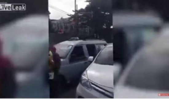 بالفيديو:ما فعلته هذه الفتاة بالشرطي لا يصدق بالفيديو:ما فعلته هذه الفتاة بالشرطي لا يصدق