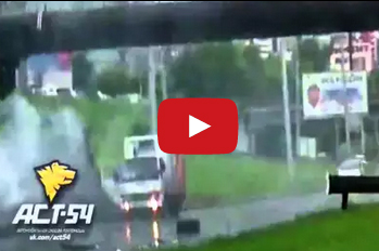 سائق بورش فقد السيطرة ... يطير في الهواء