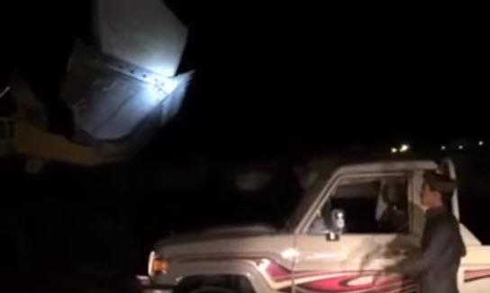 شابان يحطمان سيارة جديدة بإلقاء صخرة كبيرة عليها