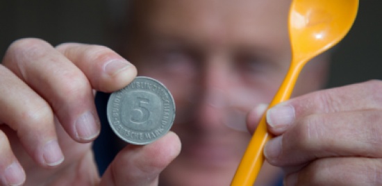 طبيب يستخرج نقود معدنية وشفرات من بطن سجين