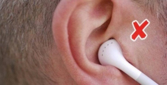 نسيت سماعة الهاتف في أذنيها قبل النوم فحدثت الكارثة!