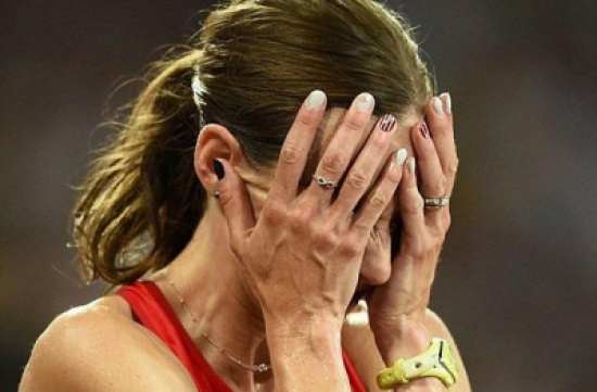 فيديو: عداءة أميركية تحتفي بالفوز قبل خط النهاية وتتلقى العقوبة