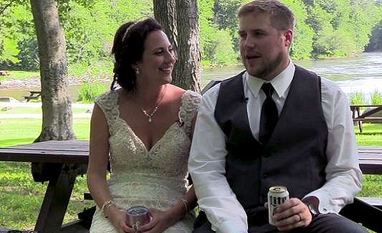 بالفيديو.. سقوط فرع ضخم من شجرة على عروسَيْن يوم زفافهما!