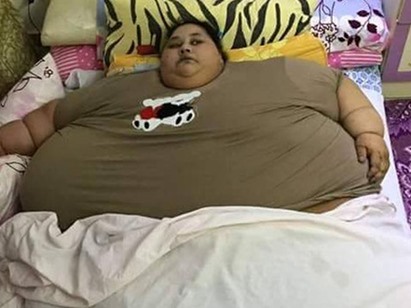 فتاة مصرية وزنها 500 كيلو جرم ولم تخرج من المنزل منذ 25 عاما فتاة مصرية وزنها 500 كيلو جرم ولم تخرج من المنزل منذ 25 عاما